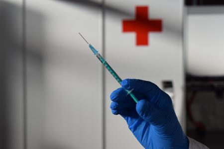 Zwischen der ersten und der zweiten Impfung mit AstraZeneca sollten zwölf Wochen liegen, um einen ausreichenden Impfschutz zu erzielen, raten Gesundheitsdezernent Dr. Jens Mischak und die beiden Mediziner Dr. Henrik Reygers und Dr. Erich Wranze-Bielefeld