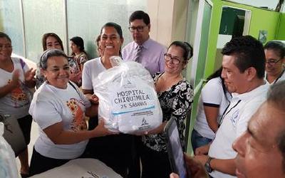 Eine Gruppe adventistischer Frauen aus der östlichen Region Guatemalas übergibt Bettwäsche an das Krankenhauspersonal im öffentlichen Krankenhaus von Chiquimula / © Foto: Bladimir Pineda/IAD News