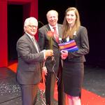 Dr. Harry Brambach, Vizepräsident des BWHT (links) und Ulrich Bopp, Präsident der Handwerkskammer Heilbronn (Mitte) mit der Maßschneiderin Tabitha Maria Fiederer, der ersten Preisträgerin des Wettbewerbs 