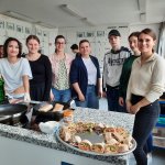 Aktion Pflanzen-Power an der Grund- und Mittelschule Erdweg: Schülerinnen und Schüler mit der Schulleiterin Barbara Matzgeller (3. v. l.), Lena Perchtold (Umweltbeauftragte der Schule in der Mitte), Clara Menzel (Food Service Team von ProVeg, 2. v. r.) und Jacqueline Pech (Referentin für Nachhaltigkeit bei der BKK ProVita, rechts, Foto: BKK ProVita