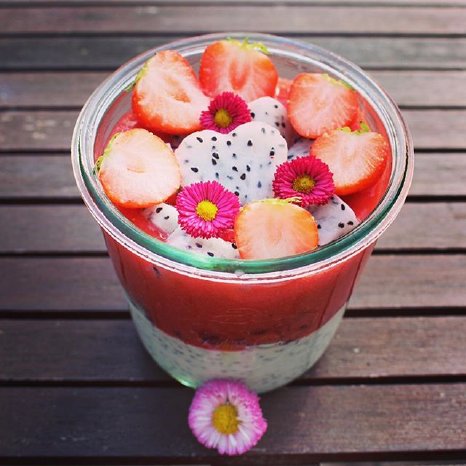 Ein Kokos-Chia-Pudding mit frooggies Erdbeere. (Idee und Bild bei @vegan.dannynerle).jpg