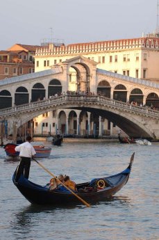 Rialto Brücke Venedig.jpg