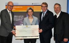 Hauptgeschäftsführer Dr. Joachim Eisert, Wirtschaftsministerin Dr. Nicole Hoffmeister-Kraut, der Präsident der Handwerkskammer Reutlingen Harald Herrmann und der Leiter der Bildungsakademie Clemens Riegler, bei der Übergabe des Zuwendungsbescheides (v.li.n.re.)