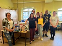 Übergabe der Wimpel-Kette mit Janin Gruschinski (v.l.) und Vertretern der Maßnahme