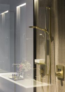 Für die Bäder, die ganz im Zeichen der von urbaner Eleganz geprägten Atmosphäre des De Gulde Schoens stehen, entschieden sich die Hoteliers für Produkte der Kollektion AXOR Citterio E