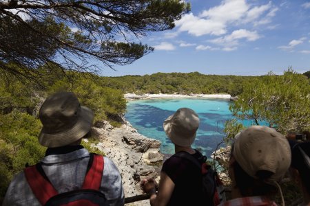 Relaxt in Menorcas Natur eintauchen: Wanderer erleben die Insel „aktiv & entspannt“