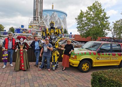 von links nach rechts: Matrix McFly, Good and Evil Cosplay, Dominique van Keeken (Wunderland Kalkar), Filip Zalewski (Veranstalter Cos Con), Bumble Bee von TM Promotions, Dr. Britta Schulz (Schirmherrin der Cos Con und Bürgermeisterin der Stadt Kalkar), Filmauto Jurassic Park (Rent a Movie Car - Michael Hoffacker)
