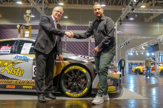 2018-11-30 Dunlop-von-links-Dietmar Busch-VLN-und-Alexander-Kuehn-Dunlop.jpg