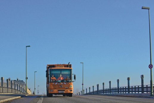 BSR_Müllfahrzeug auf Brücke (HD).jpg