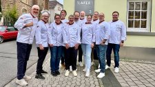 Ein Teil der neuen Brot-Sommeliers beim traditionellen Kursabschluss bei und mit Johann Lafer (Mitte)