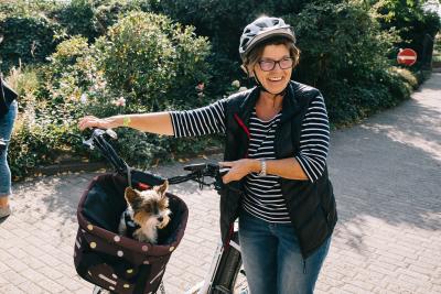 Schnitzeljägerin auf Fahrrad mit Hund in Mülheim (c) Dariusz Misztal