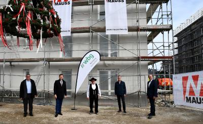 wbg-Geschäftsführer Frank Thyroff, OBM Marcus König, MAUSS BAU Polier Christian Kasper, wbg-Geschäftsführer Ralf Schekira und MAUSS BAU Divisionsleiter Erwin Dittenhauser (v.l.n.r.) vor der Baustelle Colmberger Straße / Foto MAUSS BAU