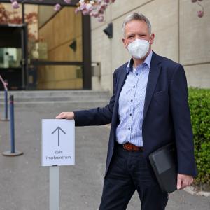 Rudolf Roß, Leiter des Planungsstabs Pandemie, bereitet ein Impfzentrum für die Betriebsärztinnen und -ärzte der E.V.A.-Gruppe vor.
(Bild: rechtefrei, Urhebervermerk: STAWAG/Steindl)