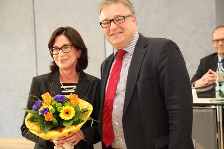 Regionspräsident Hauke Jagau gratuliert der künftigen Regionsrätin Cora Hermenau zur Wahl