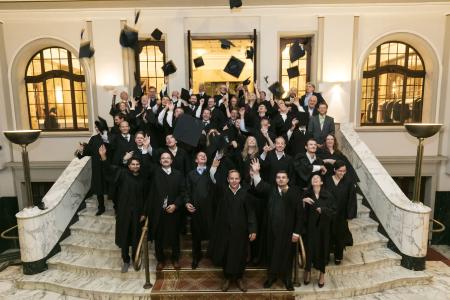 Neben dem Job zum MBA - Absolventen feiern ihren berufsbegleitenden Abschluss / Foto: RheinAhrCampus, Remagen