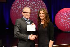 Im Rahmen der Meisterfeier 2015 wurde Orthopädietechnikermeisterin Isabel Schmid (rechts) von Roland Schmitt (links), Geschäftsführer der IKK classic Regionaldirektion Rhein-Neckar, mit dem Preis für die beste Meisterin im Gesundheitshandwerk in Höhe von 1.500 € ausgezeichnet / Foto: Thomas Rittelmann