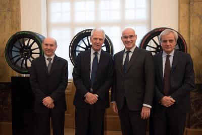 V.l.: Gianantonio Magnani, Präsident der Stiftung Universität Mailand, Marco Tronchetti Provera, Executive Vice Chairman und CEO von Pirelli, und Ferruccio