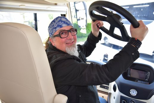 Stefan Marquard hält das Carver-Lenkrad genauso sicher wie seine Kochutensilien.JPG