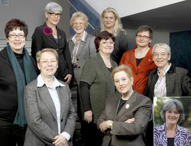 Starke Frauen im Verwaltungsrat der Barmer GEK und dessen Fachausschüssen (v.l.n.r.): Karin Rickelt, Heidrun Arndt, Ilka Biermann, Eva Beeskow, Birgit Vater, Inis Polter, Brigitte Hoffmann, Leni Breymaier und Ute Engelmann. Kleines Foto: Ulrike Hauffe