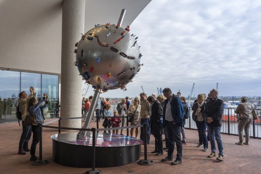 Die Welt spielt Hafen, Installation auf der Plaza der Elbphilharmonie, Foto SHMH, Udo Mölzer (9).jpg