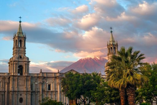 Arequipa - Kirche und Vulkan.jpg