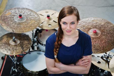 Anika Nilles zählt derzeit zu den weltbesten Drummerinnen. In der internationalen Schlagzeugszene ist sie ein Star und ihre Konzerte regelmäßig ausverkauft. Im April unterrichtet sie online im DrumCamp der BDB-Musikakademie.