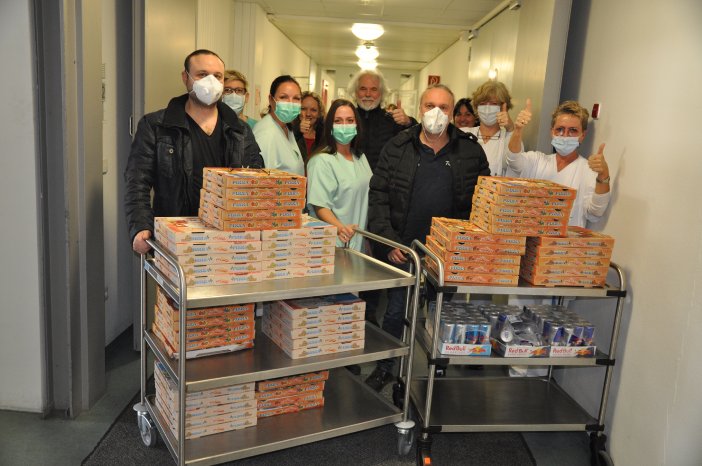 Bild 1_das Pflegeteam des Christophsbads beim Empfang der Pizzen.JPG
