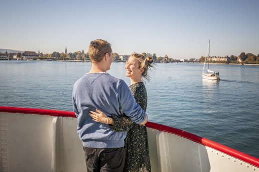 Konstanz-Bodensee-Schifffahrt-BSB-Ausflug-Liebespaar-Deck-Blick-auf-Konzil-Segelboot-01_Her.jpg