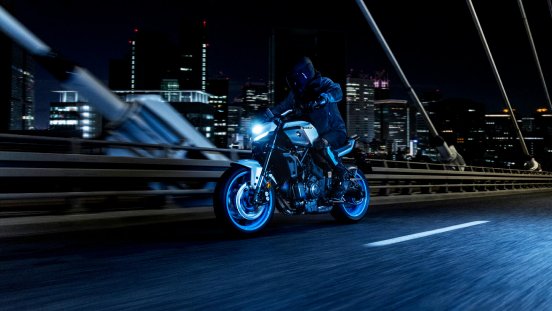 2025-Yamaha-MT07AS-EU-Ice_Storm-Action-007-03.jpg