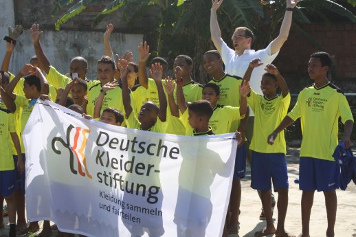 Ulrich Müller von der Deutschen Kleiderstiftung hat  Trikots in Rio de Janerio übergeben.JPG