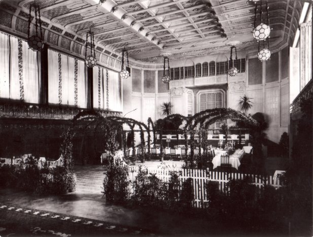 Vier Jahreszeiten Cherubin Palast 1899.jpg
