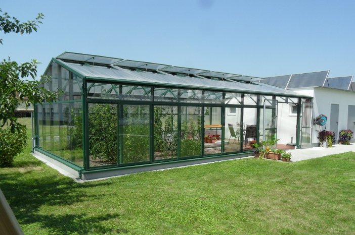 Sonderbau mit flachem Satteldach, einseitig an das Haus angebaut 3.jpg