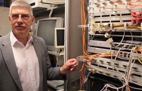Der „Zubringer“ zur Datenautobahn: Das Lauterbacher Alexander-von-Humboldt-Gymnasium ist mit einem FTTH-Glasfaseranschluss ausgestattet, den bekommen in den nächsten Wochen und Monaten auch alle anderen Schulen im Kreis, kündigte Landrat Manfred Görig an / Foto: Sabine Galle-Schäfer/Vogelsbergkreis