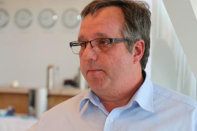 Experte Stefan Ibold beantwortet Fragen rund um das Thema Windsogsicherung am Flachdach / Foto: DDH