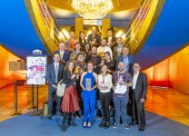 Die glücklichen Preisträger*innen zusammen mit den Preisstiftern und der Festialleitung im SCHAUBURG-Foyer nach der AWARD GALA 2023.