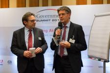Der Gewinner des eGovernment Leadership Awards 2016, Staatssekretär Klaus Vitt (r.), erhielt seinen Preis aus den Händen von Manfred Klein / Quelle: www.offenblen.de
