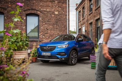 Opel-Jahresrückblick 2017: Stylisher Newcomer: Der neue Opel Grandland X mischt seit Herbst den Kompakt-SUV-Markt auf