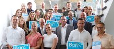 Freuten sich gemeinsam über den Erhalt des BoriS-Berufswahl-Siegels: Vertreterinnen und Vertreter der sieben ausgezeichneten Schulen, zusammen mit Abgesandten von Städten und Gemeinden sowie Kammerpräsident Klaus Hofmann (vordere Reihe, Dritter von rechts).