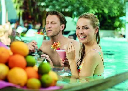 fruchtiger Cocktailgenuss an einer der beiden exotischen Poolbars