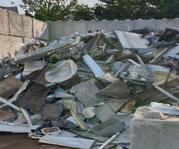 Die Schrottabholung Lippstadt holt Schrott jeder Art – auch Elektroschrott – kostenlos beim Kunden ab, übernimmt die Sortierungsarbeiten und führt im Anschluss alle Bestandteile des Schrotts dem Schrott-Recycling zu. Der Kunde profitiert von der unkomplizierten Abwicklung und kann sich über den gewonnenen Platz sowie über das Wissen freuen, einen wertvollen Beitrag zum Umweltschutz geleistet zu haben.