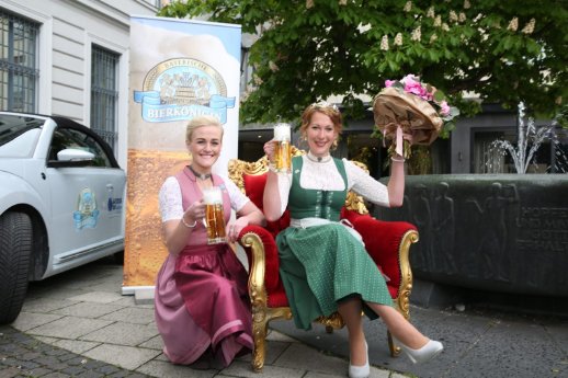 bayerische-bierkoenigin-2019-2021-vroni-ettstaller-und-ihre-nachfolgerin-sarah-jaeger-2021-2022-.jpg