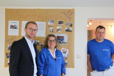 Iris Lerch präsentiert die Geschichte der Firma, die vor 85 Jahren gegründet wurde und heute von ihr und Ehemann Torsten geführt wird