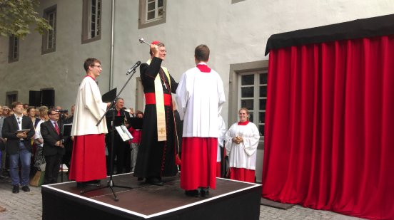 Kardinal segnet Haus Altenberg.jpg