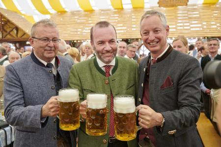 Der lange als künftiger EU-Kommissionspräsident gehandelte Europaabgeordnete Manfred Weber eröffnete das diesjährige Gäubodenvolksfest, dessen Wurzeln bis ins Jahr 1812 zurückreichen. Mit im Bild: Straubings Oberbürgermeister Markus Pannermayr (re.) und Landrat des Landkreises Straubing-Bogen, Josef Laumer (li.) Foto: obx-news/Fotowerbung Bernhard