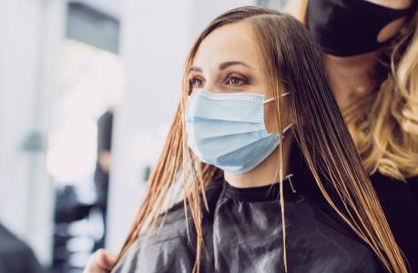 Ein Betrieb unter Corona-Bedingungen sei möglich und vertretbar, sagen Handwerkskammer und Friseurinnungen. Die Betriebe wollen ab 1. Februar wieder Kunden bedienen können / Foto: Adobe Stock
