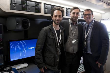 (L-R): Jeff Sobel, leitender Audioingenieur des John Lennon Educational Tour Busses, Tom Harrold Assistant Marketing Manager Pro-Audio (UK), Brian Rothschild, Executive Director des John Lennon Educational Tour Bus