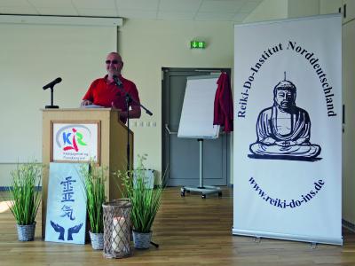 Frank Glatzer, Leiter des Reiki Do Instituts, bei der Eröffnung der letzten Reiki Mööt.