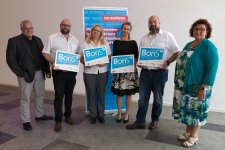 Das BoriS-Berufswahl-Siegel wurde in diesem Jahr an insgesamt sieben Schulen verliehen. Über die Zertifizierung freuten sich unter anderem (von links nach rechts): Alexander Urban, Leiter des Projektbüros BoriS-Berufswahl-Siegel, der stellvertretende Schulleiter der Marion-Dönhoff-Realschule Brühl-Ketsch, Daniel Gérard, die Schulleiterin der Schule am Kraichbach in Hockenheim, Berit Binder, die Abteilungsleiterin Berufsorientierung der Integrierten Gesamtschule Mannheim Herzogenried, Heike Scholz, der BO-Beauftragte der Realschule Eberbach, Stefan Kautzky, sowie die Leiterin des Geschäftsbereichs Berufsbildung bei der Handwerkskammer Mannheim Rhein-Neckar-Odenwald, Claudia Orth. Foto: Handwerkskammer