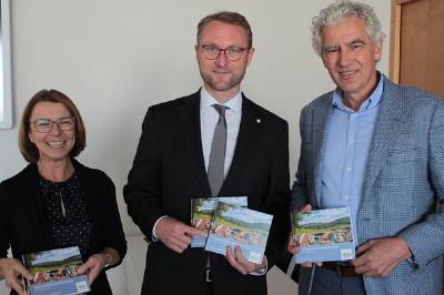 Halten die mittlerweile dritte Auflage der "Vogelsberger Entdeckungen" in den Händen: Amtsleiterin Anka Püchner, Erster Kreisbeigeordneter Dr. Jens Mischak und Diplom-Ingenieur Lorenz Kock (von links). Die druckfrischen Exemplare wurden am heutigen Mittwoch in der Sitzung des Ausschusses für Bauen. Umwelt und ländlichen Raum im Lauterbacher Landratsamt vorgestellt und verteilt. Foto: Sabine Galle-Schäfer/Vogelsbergkreis