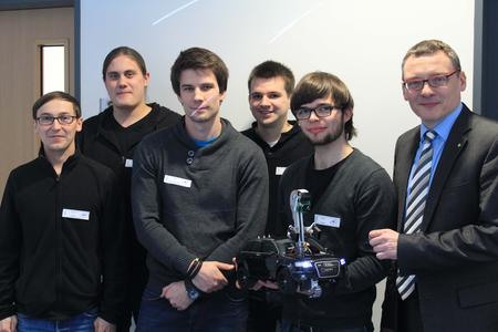 Das Projektteam "OSCar" aus Studierenden der
Technischen Informatik, rund um Projektleiter Mario Hauke (2.v.r.),
gemeinsam mit Prof. Dr. Frank Thiesing (r.), dem Initiator der
Informatik-Messe